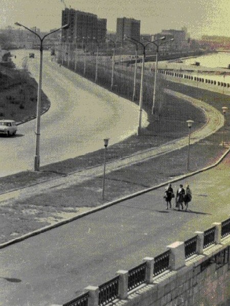 1960 е набережная с узкоколейкой от моста