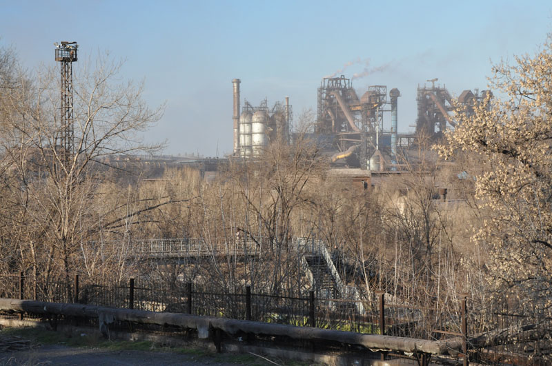 Вид на доменні печі з оглядового майданчика музея під небом 13 березня 2014