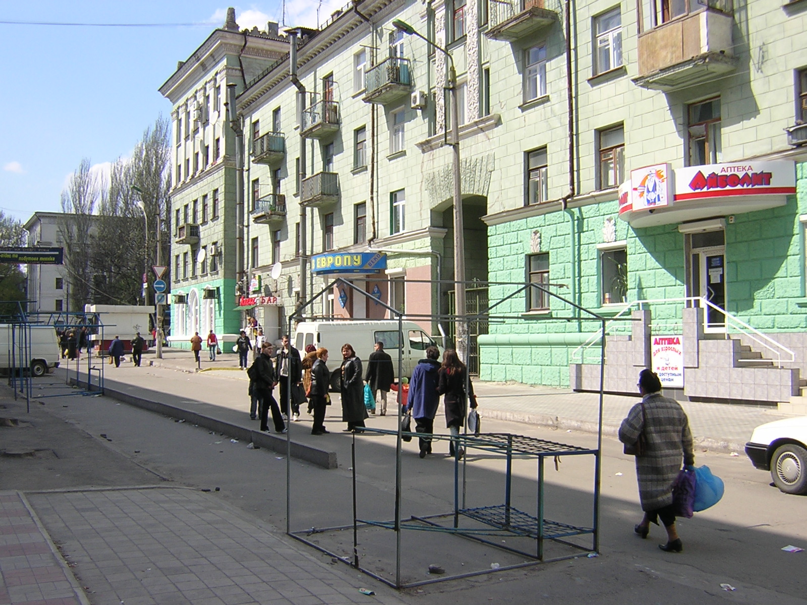 Аптека и магазин Окно в Европу в Кирпичном переулке