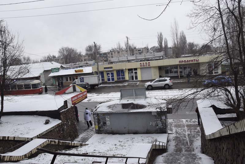 Вид крамничок на вулиці Бурхана зі сходів які ведуть до готелю Зоря 12 лютого 2018
