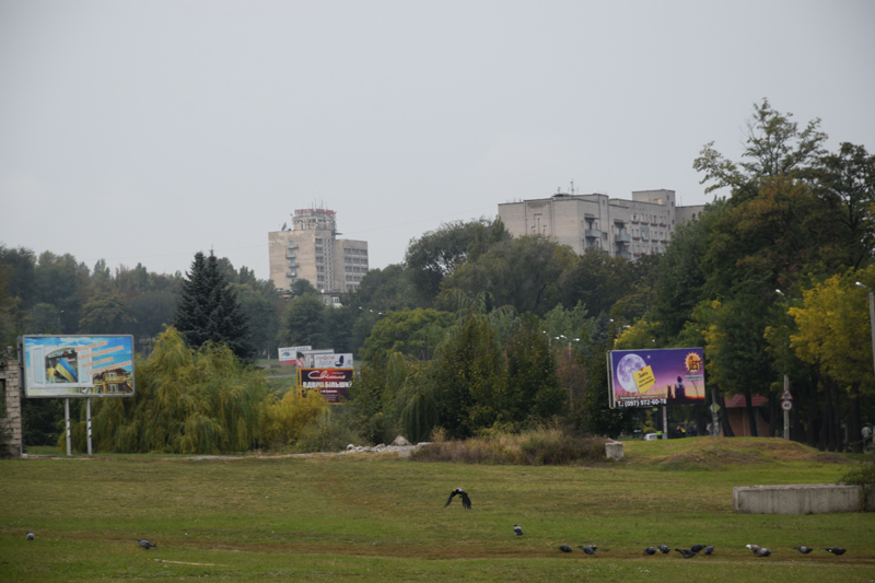 На дальнім плані готель Зоря