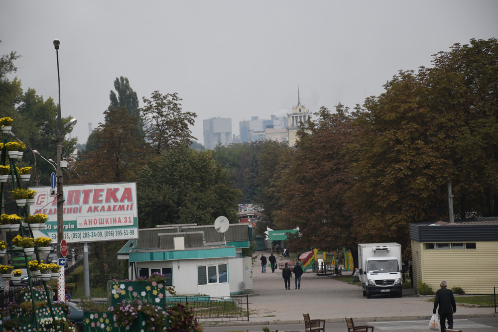 На задньому плані будинок зі шпилем і корпуса ДМК