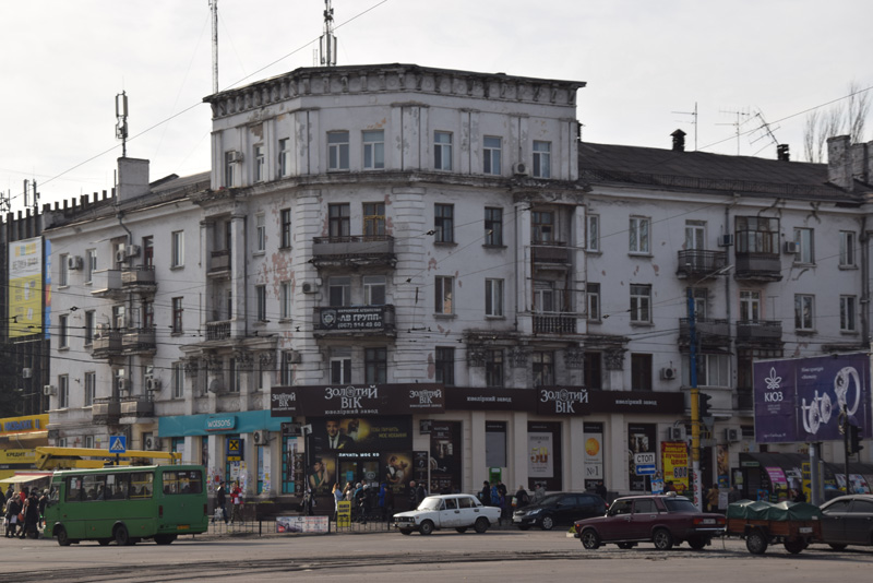 Будинок на перехресті проспектів Свободи і Шевченка