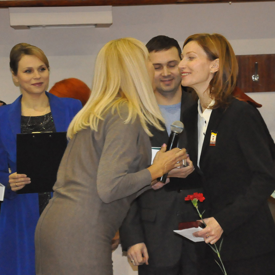 Грішним ділом подумав що його будуть цілувати такі красиві дівчата що аж очі заплющив. Та виявилося що марно