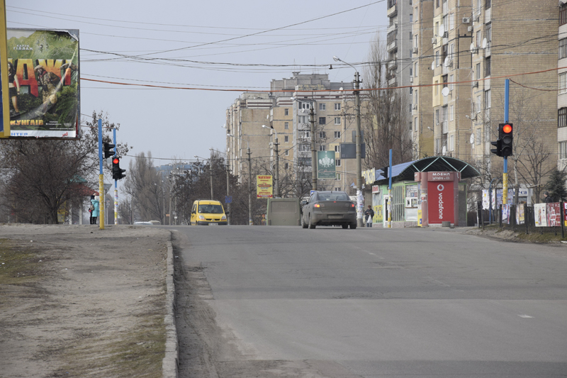 Проспект Металургів перед перехрестям з бульваром Будівельників 18 лютого 2018