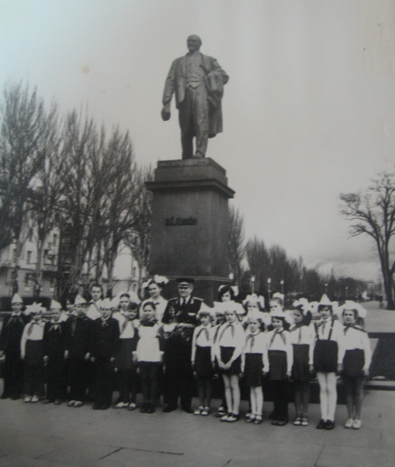 Піонери біля памятника Леніну