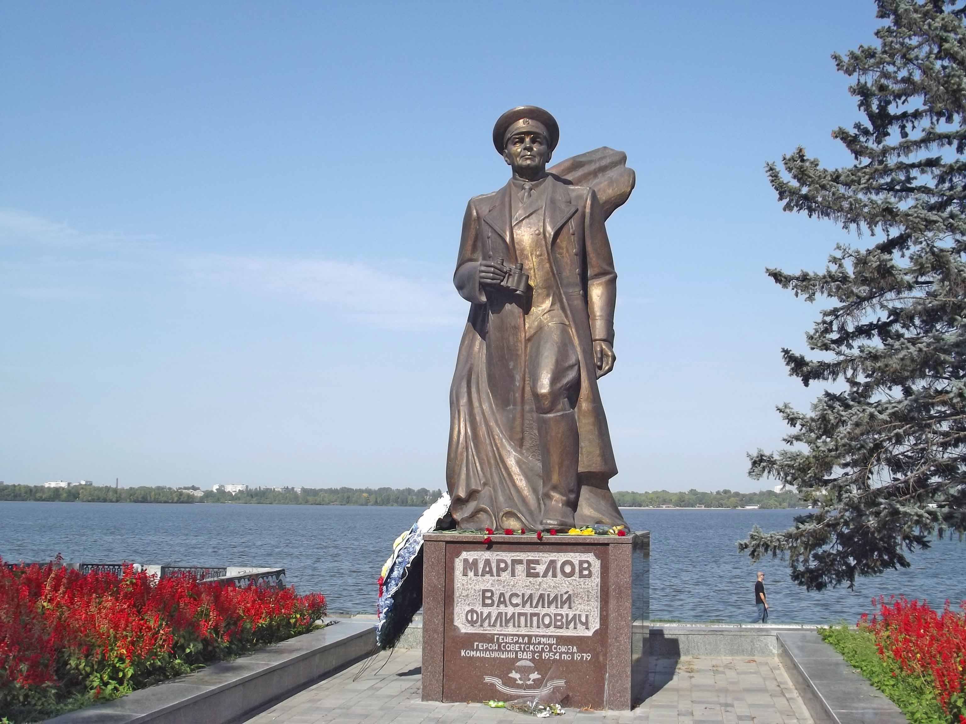 _Monument_to_Vasily_Margelov_Dnepropetrovsk_070861_.jpg