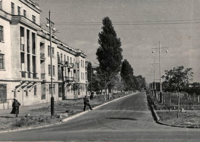 одна_из_центральных_улиц_Соцгорода40-50-х_годов_Зелёная_ныне_Беспалова.jpg